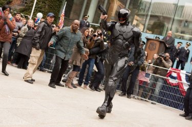 Robocop: il protagonista Joel Kinnaman in una scena del remake diretto da José Padilha