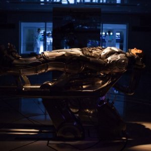 Robocop: una suggestiva immagine di Joel Kinnaman tratta dal film