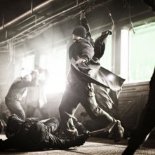 Snowpiercer: Chris Evans combatte per la sopravvivenza in una scena del film