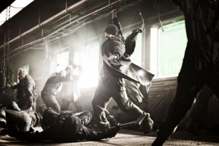Snowpiercer: Chris Evans combatte per la sopravvivenza in una scena del film