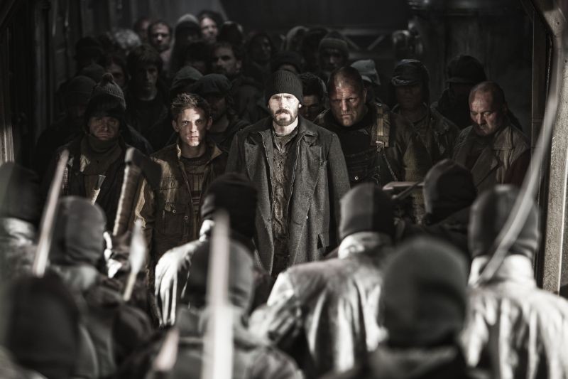 Snowpiercer: Chris Evans e Jamie Bell a capo della rivolta dei poveri in una scena del film