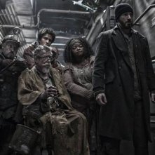 Snowpiercer: Chris Evans e John Hurt in un momento del film