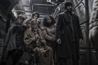 Snowpiercer: Chris Evans e John Hurt in un momento del film