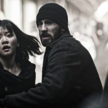 Snowpiercer: Ko Ah-sung con Chris Evans in una scena del film
