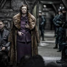 Snowpiercer: un'irriconoscibile Tilda Swinton in un momento del film