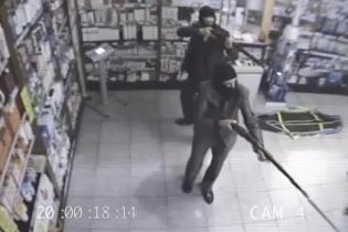 Video virale 'La rapina in farmacia' - Smetto quando voglio