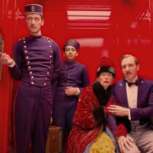 The Grand Budapest Hotel: Paul Schlase, Toni Revolori, Tilda Swinton e Ralph Fiennes in ascensore