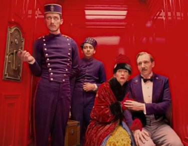 The Grand Budapest Hotel: Paul Schlase, Toni Revolori, Tilda Swinton e Ralph Fiennes in ascensore