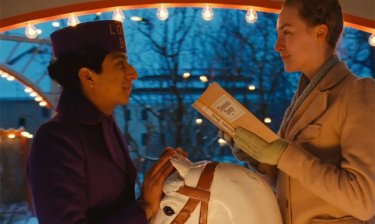 The Grand Budapest Hotel: Saoirse Ronan e Tony Revolori in una scena