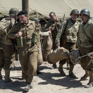 The Monuments Men: George Clooney, Hugh Bonneville e Jean Dujardin in una scena del film
