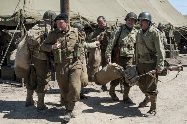 The Monuments Men: George Clooney, Hugh Bonneville e Jean Dujardin in una scena del film