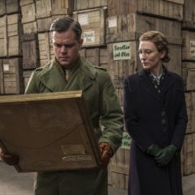 The Monuments Men: Matt Damon e Cate Blanchett osservano un dipinto