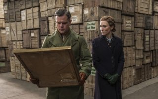 The Monuments Men: Matt Damon e Cate Blanchett osservano un dipinto
