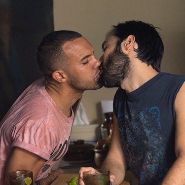Looking - Frankie J. Alvarez e O-T Fagbenle si baciano nell'episodio Looking for Uncut.
