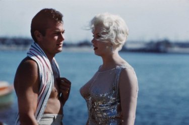 Marilyn Monroe sul set di A qualcuno piace caldo accanto a Tony Curtis