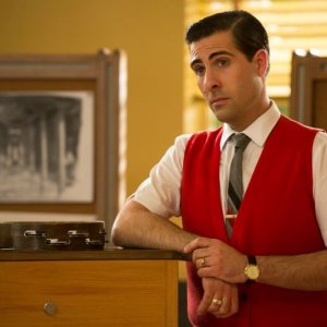 Saving Mr. Banks: Jason Schwartzman nei panni di uno dei compositori delle musiche di Mary Poppins in una scena
