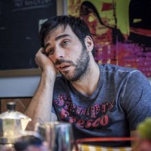 Smetto quando voglio: Edoardo Leo assonnato in una scena del film