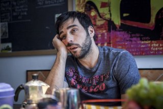 Smetto quando voglio: Edoardo Leo assonnato in una scena del film