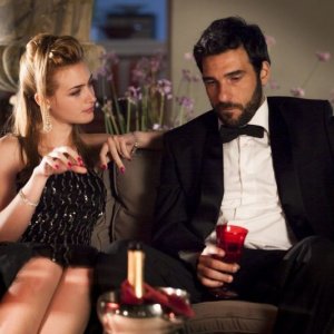 Smetto quando voglio: Edoardo Leo in dolce compagnia in una scena del film