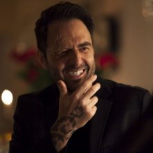 Smetto quando voglio: Neri Marcorè in una scena