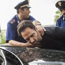 Smetto quando voglio: Neri Marcorè viene arrestato in una scena del film