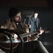 A proposito di Davis: Oscar Isaac in una scena tratta dal film alle prese con la sua chitarra