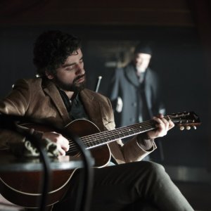 A proposito di Davis: Oscar Isaac in una scena tratta dal film alle prese con la sua chitarra