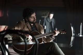 A proposito di Davis: Oscar Isaac in una scena tratta dal film alle prese con la sua chitarra