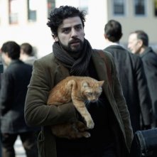 A proposito di Davis: Oscar Isaac, protagonista del film, insieme al suo bel micione rosso in un momento del film