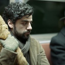 A proposito di Davis: un primo piano di Oscar Isaac con il suo bel micione rosso in una scena tratta dal film