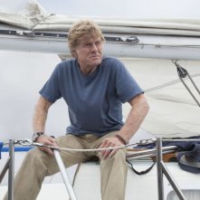 All Is Lost: Robert Redford guarda preoccupato all'orizzonte in una scena del film