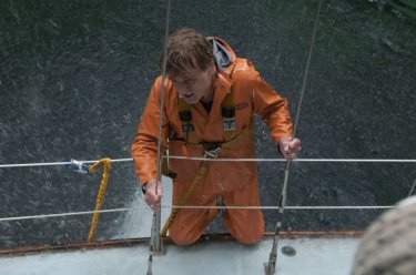 All Is Lost: Robert Redford in difficoltà in alto mare in una scena del film