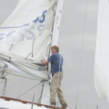 All Is Lost: Robert Redford ripiega le vele della sua imbarcazione in una scena del film