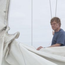 All Is Lost: Robert Redford si prepara per l'arrivo di una nuova tempesta in una scena del film