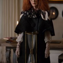 American Horror Story, Coven: Frances Conroy con la clessidra nell'episodio The Seven Wonders