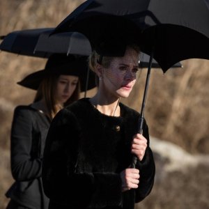 American Horror Story, Coven: Sarah Paulson con Taissa Farmiga nell'episodio The Seven Wonders, finale della terza stagione