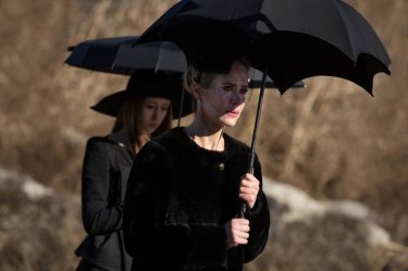 American Horror Story, Coven: Sarah Paulson con Taissa Farmiga nell'episodio The Seven Wonders, finale della terza stagione