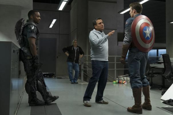 Captain America The Winter Soldier Chris Evans E Anthony Mackie Sul Set Ascoltano Le Indicazioni Dei 298004