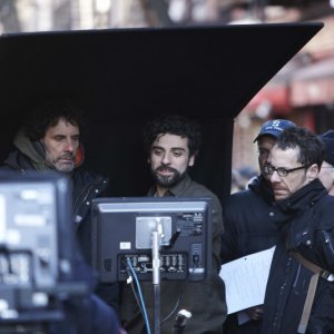 Inside Llewyn Davis: il regista Joel e Ethan Coen con Oscar Isaac sul set