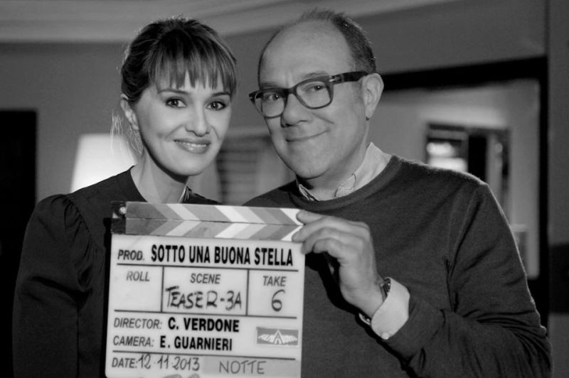 Sotto una buona stella: Paola Cortellesi e Carlo Verdone sorridenti in una foto promozionale