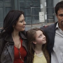 Spiders 3D: Patrick Muldoon con Christa Campbell e Sydney Sweeney in una scena