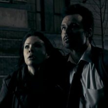 Spiders 3D: Patrick Muldoon con Christa Campbell in una scena dell'horror fantastico