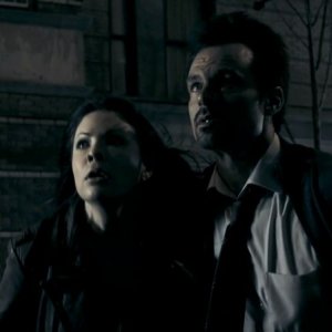 Spiders 3D: Patrick Muldoon con Christa Campbell in una scena dell'horror fantastico