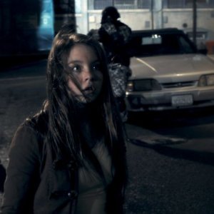 Spiders 3D: Sydney Sweeney guarda terrorizatta i giganteschi ragni alieni che attaccano la Terra
