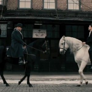 Storia d'inverno: Colin Farrell e Russell Crowe si affrontano a cavallo in una scena del film