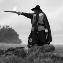 A Field in England: Reece Shearsmith sfodera la pistola