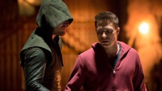 Arrow: Colton Haynes e Stephen Amell nell'episodio Tremors