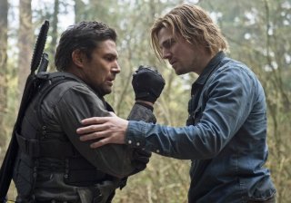 Arrow: Stephen Amell e Manu Bennett in una scena dell'episodio Tremors
