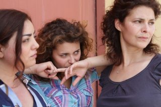 In grazia di Dio: Celeste Casciaro in una scena del film con Laura Licchetta e Barbara De Matteis