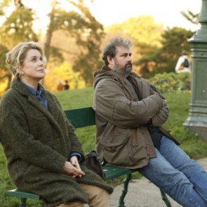 In the courtyard: Gustave de Kervern insieme a Catherine Deneuve in una scena